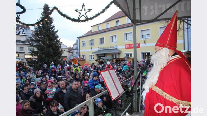 Höhepunkt des Oberviechtachers Christkindlmarktes ist stets die Ankunft des Nikolaus. Der heilige Mann, der in Begleitung von Christkind und mehrerer Engel auftritt, verteilt auf dem Marktplatz Geschenke an die zahlreichen Besucher. Bild: frd
