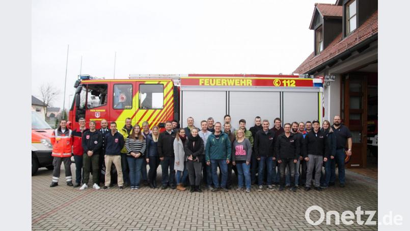 Die Lehrgangsteilnehmer und ihre Ausbilder freuen sich, denn sie haben sich die Zeugnisse verdient. Bild: jma