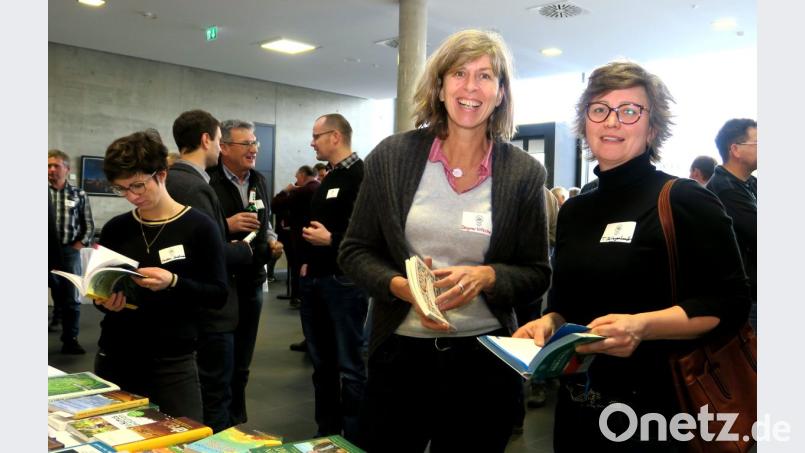 Tanja Schlagenhauer und Dagmar Nitsche (von rechts) wollen den Ackerboden gesund erhalten und holten sich Tipps beim "Bodentag" in Neunburg v.W. Bild: Hirsch