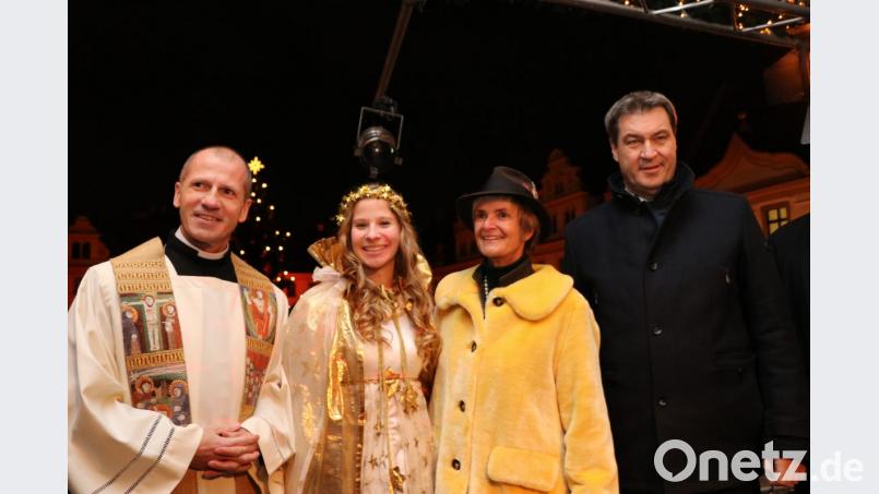 Das Foto zeigt Markus Söder (von rechts), Fürstin Gloria, das fürstliche Christkind und den Regensburger Stadtpfarrer Roman Gerl. Bild: leh