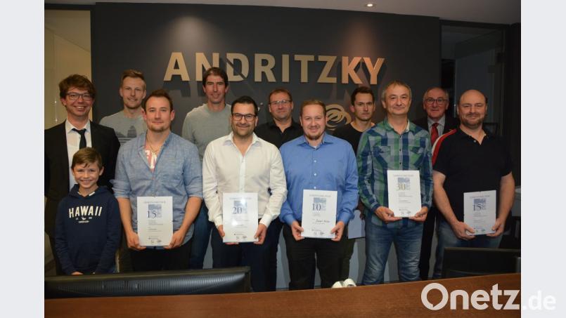 Zahlreiche Mitarbeiter würdigte die Firma Andritzky. Im Bild (von links) Firmenchef Peter Andritzky mit Sohn Leo, Christian Neumann, Stefan Gabert, Klaus Sommer, Christian Werner, Klaus Zandt, Robert Müller, Thomas Haberkorn, Roland Andritzky, Peter Biersack von der Handwerkskammer Niederbayern/Oberpfalz und Jürgen Schöffel. Bild: jr