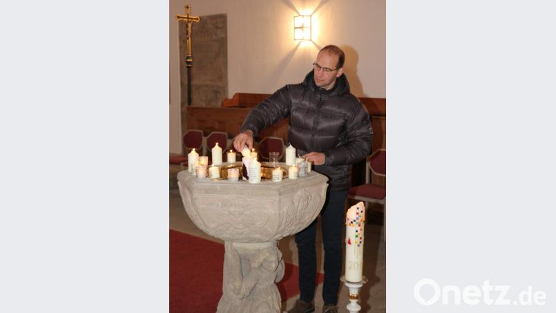 Ely Eibisch zündet für jeden Verstorbenen des vergangenen Kirchenjahres eine Kerze an. Bild: rpp