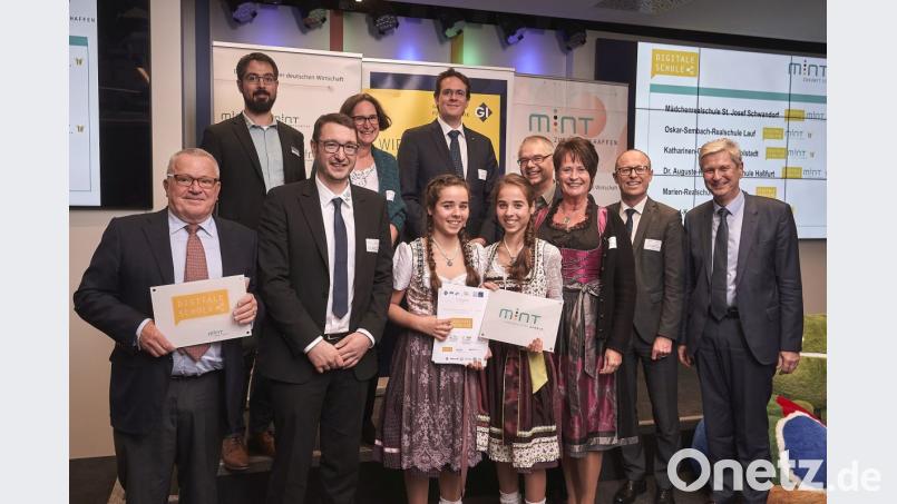 Marlies Hoffmann (Dritte von rechts), die Rektorien der Mädchenrealschule, nahm mit ihren Schülerinnen Luisa und Sophia Grötsch (im Dirndl, von links) und Studienrat Simon Weidinger (Dritter von links) die Auszeichnungen entgegen. Bild: fabianvogl.com