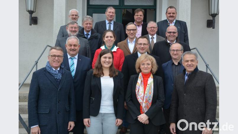 Die Vertreter der Ikom Stiftland um Vorsitzenden Roland Grillmeier (rechts) hießen Barbara Habel und Stefanie Schreiner (vorne, von links) willkommen. Bild: jr