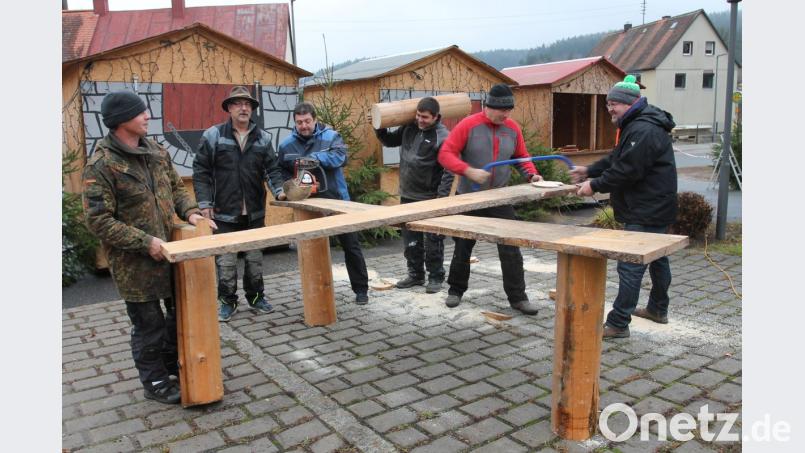 Hauptorganisator Martin Scheibl (Zweiter von rechts) und sein Team arbeiten fleißig und freuen sich schon auf den Adventsmarkt. Die Verkaufshäuschen stehen bereits. Bild: pi