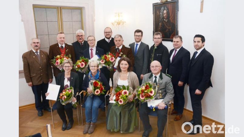 Das Ehrenzeichen des Ministerpräsidenten erhalten (sitzend, von links) Ingeborg Lebegern, Cornelia Wenzl,. Ulrike Guttenberger, Reinhold Baier, Harald Frischholz (stehend, Zweiter von links), Alfred Weiß (stehend, Vierter von links) und Alfred Popp (stehend, Fünfter von rechts). Bild: Gabi Schönberger