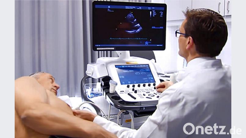 Dr. Christoph Birner ist Chefarzt der Klinik für Innere Medizin I. In diesem Fall untersucht er das Herz eines Patienten per Ultraschall. Beim Ratgeber Gesundheit referiert der Mediziner über das Vorhofflimmern. Bild: Klinikum/Gräß
