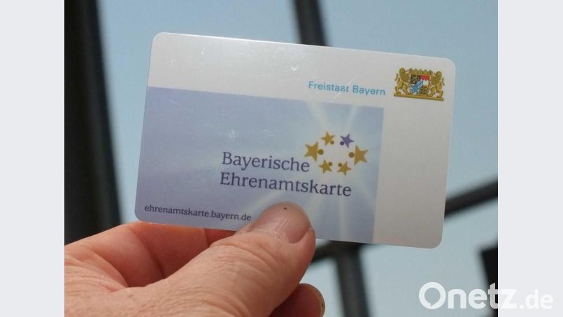 In Amberg, den Landkreisen Neustadt und Tirschenreuth gibt es sie bereits. Ab Frühjahr 2019 auch in Weiden: Die Bayerische Ehrenamtskarte. Bild: exb