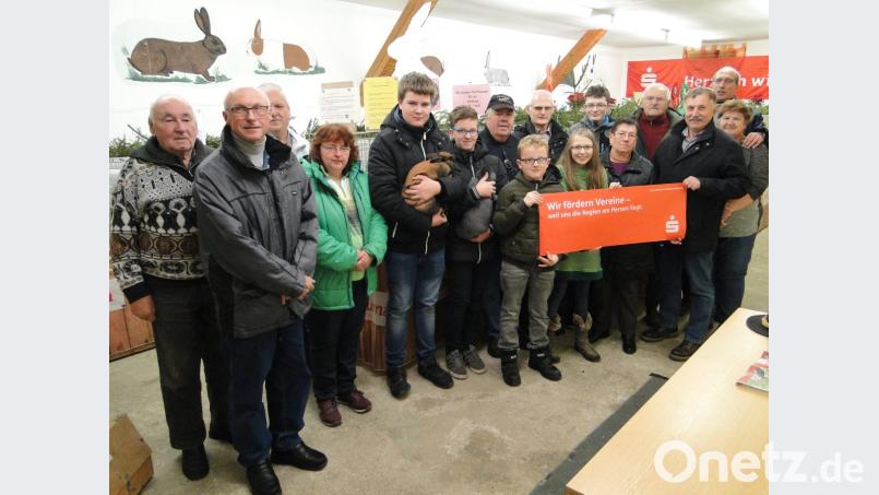 Der Kaninchenzuchtverein B 742 Amberg zeichnete die Sieger bei Rassekaninchenausstellung aus. Bild: e