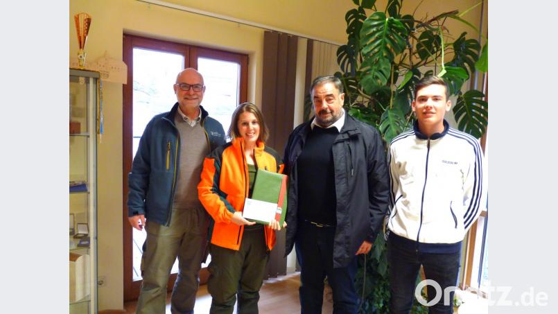Ingo Greim, stellvertretender Betriebsleiter des Forstbetriebs Flossenbürg, Bürgermeister Josef Beimler und der Praktikant der Marktgemeinde Waldthurn Clemens Dobner begrüßen die neue Försterin Michaela Hamann. Bild: fvo