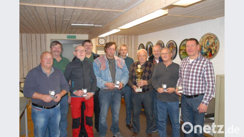 Die erfolgreichen Schützen: Klaus Ertelt (rechts) hat das beste Ringergebnis erzielt, Josef Hierl (Zweiter von rechts) ist ein 1,9-Teiler gelungen. Schützenmeister Karl Popp (Vierter von links) aus Winbuch und Schützenmeister Josef Popp Schmidmühlen (Dritter von rechts) gratulieren. Bild: pop