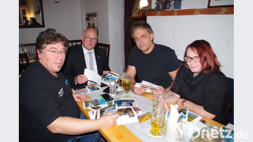 Die Jury der „Mak Fotocommunity“ mit (von links) Wilfried Kamm, Oliver Weigel, Markus Grund, Christin Weimbs bei der Auswahl der Sieger des Fotowettbewerbs „Rawetzer Kostbarkeiten“. Bild: abi