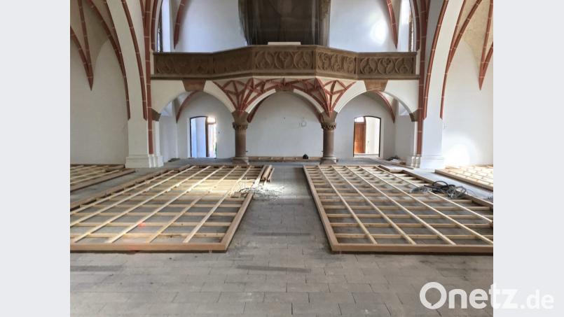 In der kalten Jahreszeit haben es jetzt alle Gottesdienstbesucher schön warm. Die Arbeiter haben Leitungen verlegt, um sowohl die ganze Kirche als auch alle Bankreihen zu beheizen. Bild: hai