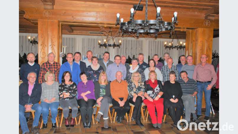 Beim Klassentreffen tauschen die Teilnehmer viele Erinnerungen aus. Bild: tu