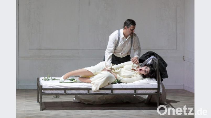 In der minimalistischen Inszenierung kommen Sänger und innere Figurendramaturgie bestens zur Wirkung. In den Hauptrollen Anja Hateros (Desdemona) und Jonas Kaufmann (Otello). Bild: Winfried Hösl
