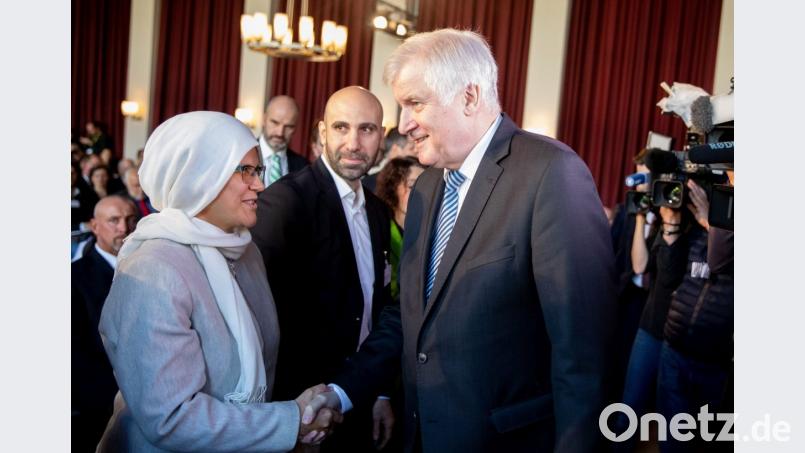 Horst Seehofer begrüßt Ayten Kilicarslan (links) und Ahmad Mansour zu Beginn der Auftaktveranstaltung zur vierten Islamkonferenz. Bild: Kay Nietfeld/dpa