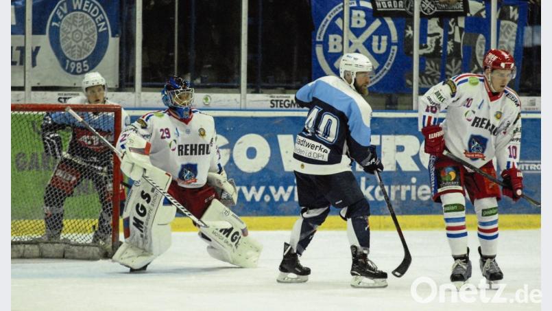 In Selb steigt am Freitag das ewig junge Derby zwischen den Wölfen und den Blue Devils Weiden. Das Hinspiel (Szene) gewannen die Blue Devils am 26. Oktober mit 2:1. Bild: gb