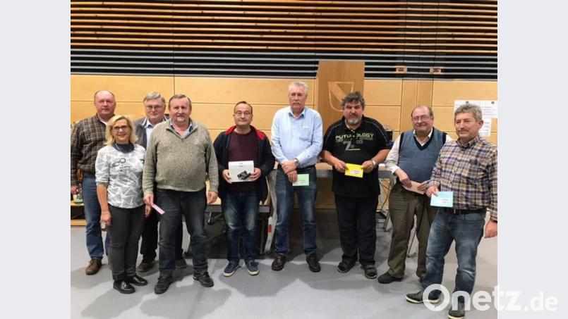 Robert Thoma (Dritter von rechts) sichert sich den ersten Preis beim TSV-Preisschafkopf und damit 750 Euro. Ihm und den weiteren fünf Bestplatzierten gratulieren Organisator Stefan Koch sowie die TSV Vorsitzenden Angela Kreutzer und Manfred Porsch (von links). Bild: hai