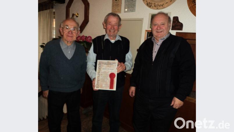 Günter Herrmann (Mitte) wurde von Georg Riedlberger (rechts) zum Ehrenvorsitzenden ernannt. Linsk im Bild Franz Schwarz, mit über 90 Jahren der älteste Teilnehmer an der Gymnastik. Bild: ksi