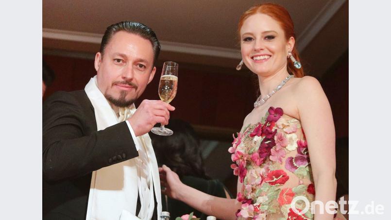 Model Barbara Meier und ihr Verlobter, Unternehmer Klemens Hallmann, beim Wiener Opernball 2018. Bild: Georg Hochmuth/APA/dpa