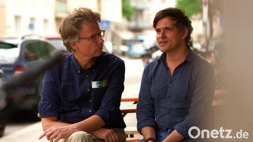 Produzent Ingo Fliess (links) und Regisseur Oliver Haffner stellten sich für einen Fernsehbeitrag den Fragen des BR-Teams. Hier sind sie vor der Münchener Kneipe „Korner“ zu sehen. Bild: exb/Bayerischer Rundfunk