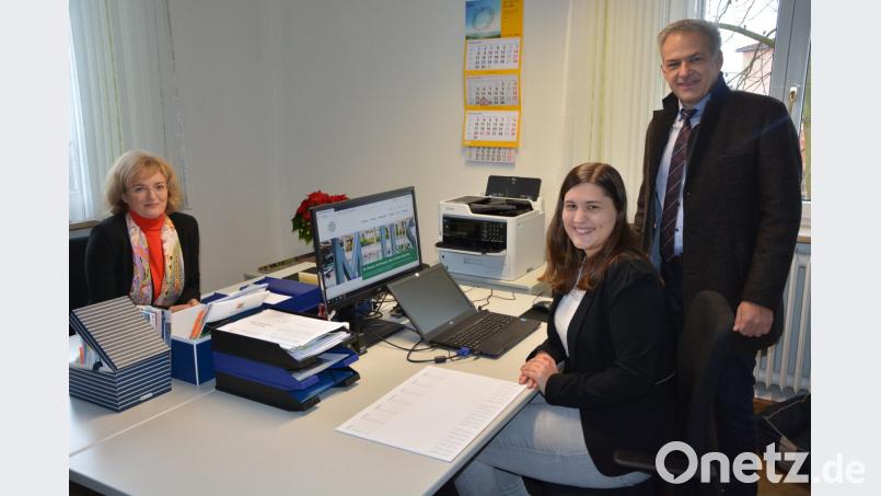 Ikom-Vorsitzender Roland Grillmeier mit den Fachkräften Barbara Habel und Stefanie Schreiner (links) im neu eingerichteten Büro. Bild: jr