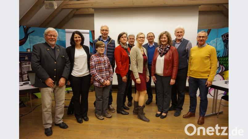 Die gewählte Führung von „Bavaria Bohemia“ (von links): Beisitzer Richard Brunner, Schatzmeister Josef Braun, 3. Vorsitzende Karin Hartung, Kassenprüfer Herbert Antes, 2. Vorsitzende Gabi Dlubal, Kassenprüfer Michael Albang, Beisitzerin Kamila Spichtinger, Beisitzer Gerhard Grimm, Beisitzer Christoph Wurm, CeBB-Leiterin Veronika Hofinger und Stifungsvorstand Dr. Rudolf Ebneth. Nicht im Bild 1. Vorsitzende Irene Träxler und Beisitzerin Mirka Sebestová. Bild: eib