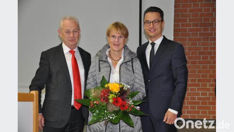 Bei Martina Grötsch bedanken sich die Vorsitzenden Alfred Schuster (links) und Bernhard Söllner (rechts) für ihre Idee vor 25 Jahren, den Förderverein zu gründen. Bild: ak