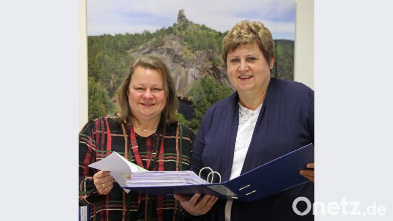 Neue Gesichter im Rathaus: Diana Kraus (links) und Margit Frauenreuther werden in der Bürgerversammlung als neue Mitarbeiterinnen vorgestellt. In ihren Händen liegt die Geschäftsleitung beziehungsweise die Kämmerei. Bild: nm