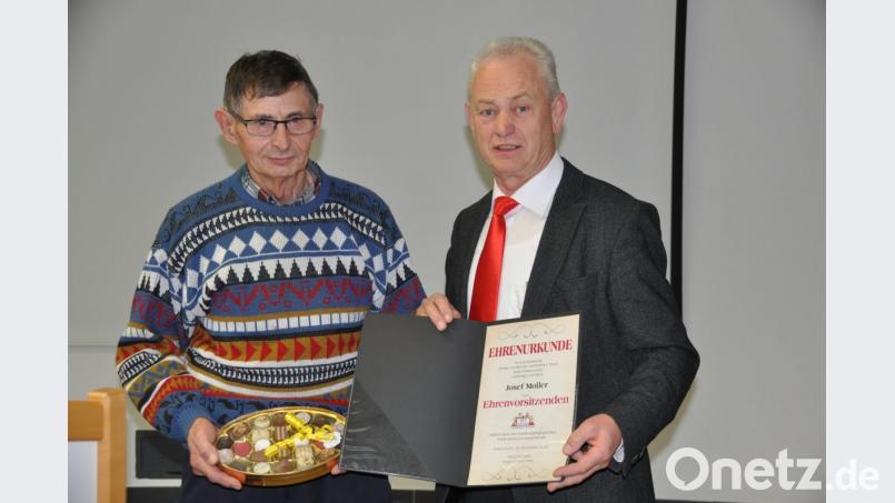 An seinen Vorgänger Josef Moller überreicht Vorsitzender Alfred Schuster (von links) die Ernennungsurkunde zum Ehrenvorsitzenden des Fördervereins. Bild: ak