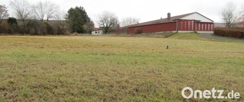 Auf diesem städtischen Areal an der Ufertalstraße in Sichtweite zum Marienheim (links im Hintergrund) soll die geplante Seniorenwohnanlage entstehen. Bild: Köppl