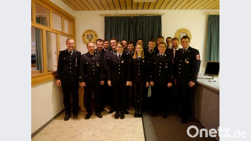 Leistungsabzeichen werden übergeben (von links): Reinhard Biehler, Günther Rumpler, Stefan Schadl, Markus Schäffer, Martin Heinrich, Katharina Biehler, Lorenz Reinhold, Daniel Schäffer, Patrizia Donhauser, Christian Lindenthal, Wolfgang Schadl, Markus Schadl, Werner Gottschalk, Kreisbrandmeister Armin Daubenmerkl, Bürgermeister Alwin Märkl und Vorsitzender Erich Deichl. Bild: exb