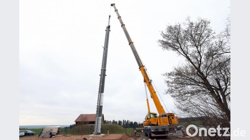 An einem 150-Tonnen-Kran hängt der Funkmast für den Digitalfunk, der in zwei Tagen bei Thansüß aufgestellt wurde. Bild: Wolfgang Steinbacher