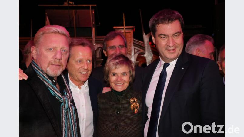 Nicht nur Ministerpräsident Markus Söder (rechts) gab Fürstin Gloria bei der Eröffnung ihres Weihnachtsmarktes die Ehre. Auch Tennisprofi Boris Becker (von links) und der ehemalige Physiotherapeut der Fußball-Nationalmannschaft, Klaus Eder, waren dabei. Bild: leh