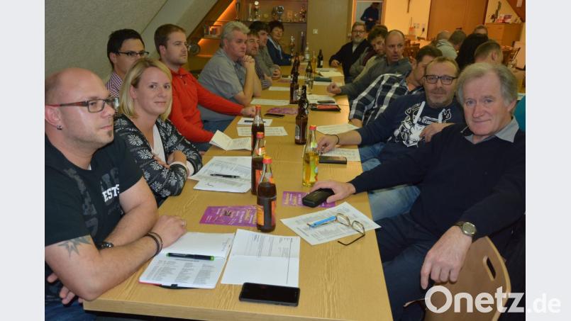 Gut besucht war die Besprechung der Vereinsvertreter, bei der einstimmig der Kauf eines neuen Toilettenwagens beschlossen wurde. Bild: jr