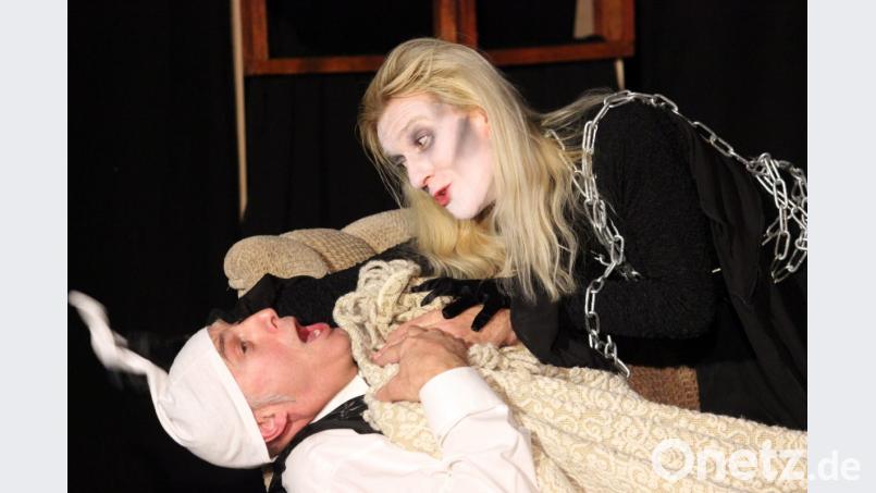 Wehrlos: Abigail Marley (Christina Götz) bedroht Ebenezer Scrooge (Bernhard Zellner). In der Weihnachtsnacht erscheint sie dem Geizhals und kündigt ihm das Erscheinen der drei Geister an. Bild: Florian Wein/Ovigo-Theater