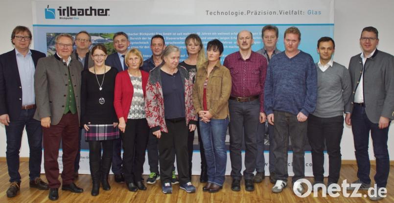 Die Jubilare mit 20, 25 und 30 Jahre Beriebszugehörigkeit, denen die Geschäftsführer (von links) Günther und Josef Irlbacher, Stephan Irlbacher (rechts) und IHK-Geschäftsführer Manuel Lischka (Fünfter von links) gratulierten. Bild: mmj