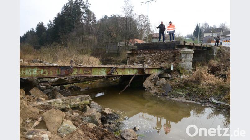 Bürgermeister Rainer Rewitzer (links) informiert sich gemeinsam mit Bauamtsleiter Uli Rupprecht (rechts) über den Abbruch. Bild: bey