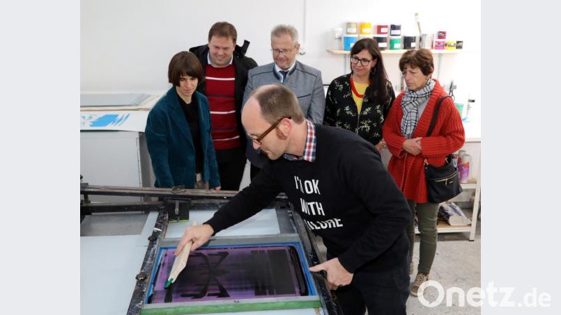 Señor Burns (Bernd Hofmann) zeigte bei der Eröffnung der Siebdruckwerkstatt die einzelnen Farbschritte beim Drucken auf Papier. Das Oberpfälzer Künstlerhaus will die eigenen Druckwerkstätten im kommenden Jahr weiter in den MIttelpunkt stellen. Bild: ihl