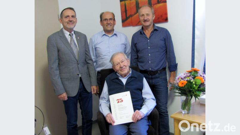 Zur außergewöhnlichen Mitgliedschaft über 75 Jahre Gewerkschaftszugehörigkeit gratuliert IG BCE Bezirksleiter Hartmuth Baumann gemeinsam mit den Ortsgruppenvorsitzenden Josef Birner und Josef Altmann (von links) dem langjährigen Ausbildungsleiter der Amberger Kaolinwerke, Gottfried Kaa. Bild: bij