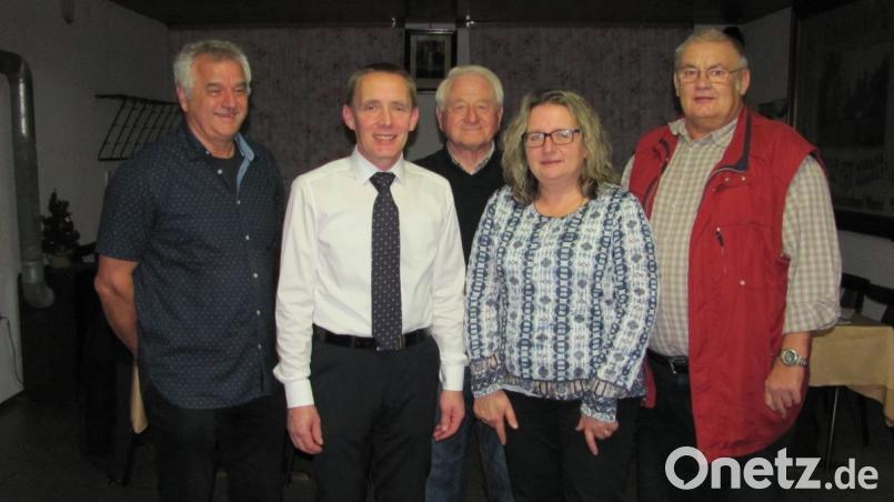 Mit Zuversicht geht Friedrich Janner (Zweiter von links) ins Rennen um das Bürgermeisteramt. Die Marktratskollegen Franz Sperl (links) und Werner Paulus (rechts) gratulieren zur einstimmigen Wahl ebenso wie Anton König (Mitte). Janner ist mit seiner Frau Kerstin (Zweite von rechts) seit 1995 verheiratet. Bild: sei