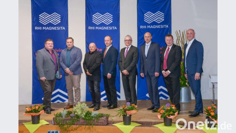 Langjährige Mitarbeiter ehrt &quot;RHI Magnesita&quot;. Im Bild von links Uwe Wenzel, Stefan Lück, Gerhard Hübner, Alfons Bayer, Manfred Heindl, Klaus Fiebig und Siegfried Müller sowie Werksleiter Peter Schreyer. Bild: exb