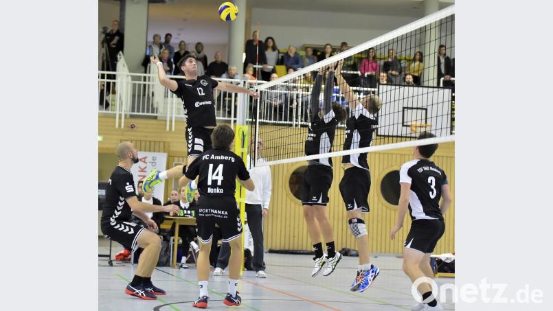Ein Duell am Netz auf Augenhöhe erwartet der VC Amberg im Bayernliga-Heimspiel am Sonntag gegen den TB/ASV Regenstauf. Gegen den Oberpfalz-Rivalen haben die Amberger – im Bild von links Basti Barth, Wenzel Huber (beim Schmetterball) und Marco Nanka – in einem Punktspiel allerdings noch nicht gewonnen. Bild: Hubert Ziegler
