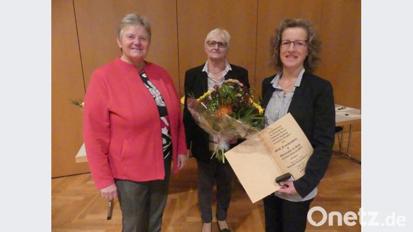 Steffi Franckenstein (rechts) wurde beim Gauturntag Oberpfalz Süd für ihr langjähriges Engagement ausgezeichnet. Bild: exb