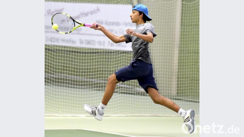Tristan Neumann vom Gastgeber TC Amberg am Schanzl ist beim Volvo-Schanzl-Indoor-Cup im U-16-Turnier am Start. Bild: Hubert Ziegler