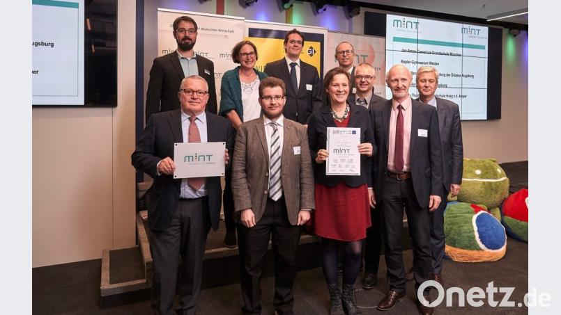 Verleihung des Zertifikats &quot;MINT-freundliche Schule&quot; an das Kepler-Gymnasium Weiden. Vordere Reihe von links: Thomas Sattelberger, Vorsitzender Initiative &quot;MINT Zukunft schaffen&quot;, Matthias Dietrich (Fachbetreuer Chemie), Oberstudienrätin Karin Ehrmann (Fachbetreuerin Mathematik), Stellvertretender Schulleiter Johannes Wagner und ganz rechts Ministerialdirektor Herbert Püls vom Kultusministerium. Bild: fabianvogl.com