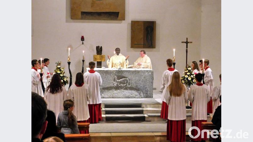 Ein letztes Mal zelebriert Augustine Oburota mit Pfarrer Sven Grillmeier einen Gottesdienst in Kirchenlaibach. Bild: hai