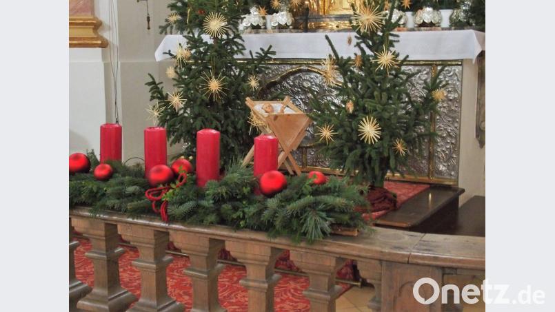 Es muss nicht immer ein Adventskranz sein: Die vier Kerzen in der Kapplkirche bei Waldsassen stehen in Reih und Glied. Bild: Rainer Christoph