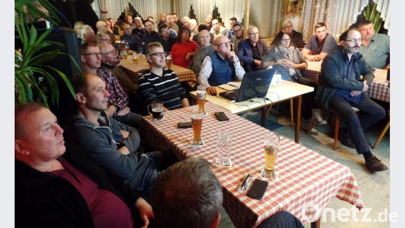 Rappelvoll war die Wirtsstube im Gasthaus Oberst bei der Bürgerversammlung für den Bereich Thurndorf und Heinersreuth. Bild: Brendel, Hubert (BR)