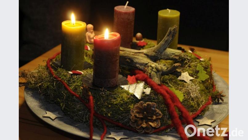 Der Adventskranz unterliegt inzwischen auch Farbtrends und der Mode. Einst war er mit roten und weißen Kerzen bestückt. Bild: Petra Hartl